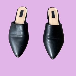 BLACK MINIMALIST SLIP ON MULES